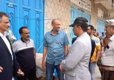 محافظ عدن يتفقد أعمال رفع مخلفات الأمطار وتصريف المياه