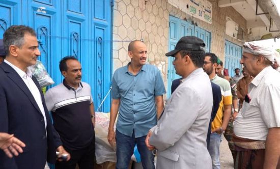 محافظ عدن يتفقد أعمال رفع مخلفات الأمطار وتصريف المياه