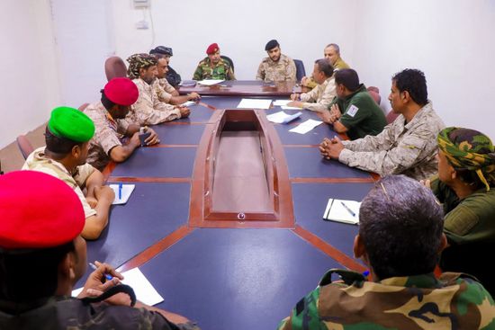 قيادة دفاع شبوة تناقش المستجدات الميدانية في الجبهات القتالية