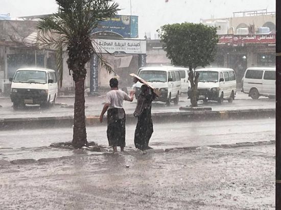 موجة أمطار غزيرة تجتاح مديريات العاصمة عدن