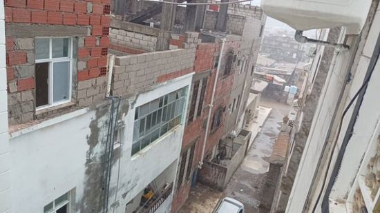 نشر عشرات الآليات في العاصمة عدن للتعامل مع آثار المنخفض الجوي