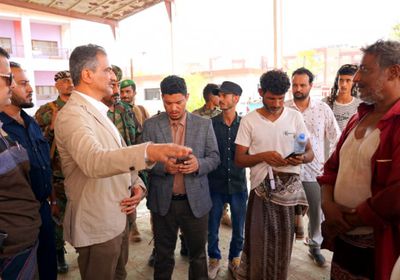 محافظ عدن يتفقد الأسر المتضررة جراء المنخفض الجوي