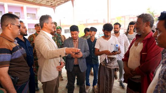 محافظ عدن يتفقد الأسر المتضررة جراء المنخفض الجوي