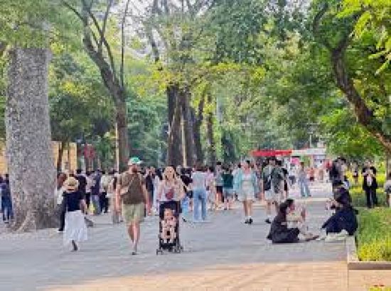 فيتنام ستجلي مئات الآلاف والصين تغلق مدينة سياحية