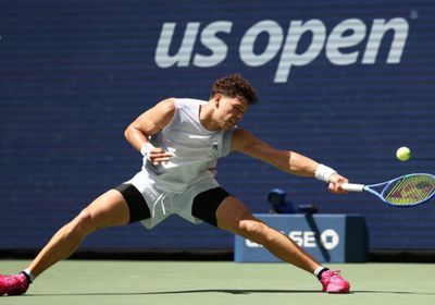 شيلتون يتغلب على بوسي الصاعد من التصفيات