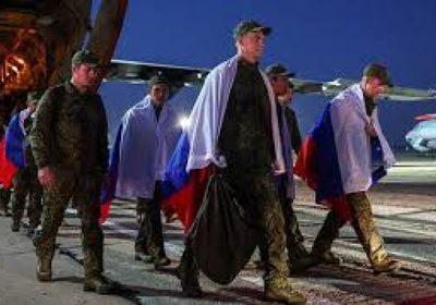 طائرة تقل أسرى روسًا من أوكرانيا تصل قرب موسكو