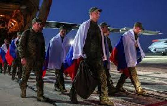 طائرة تقل أسرى روسًا من أوكرانيا تصل قرب موسكو