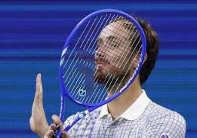 ميدفيديف يخرج من بطولة أمريكا المفتوحة بعد أداء فوضوي