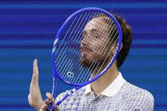 ميدفيديف يخرج من بطولة أمريكا المفتوحة بعد أداء فوضوي