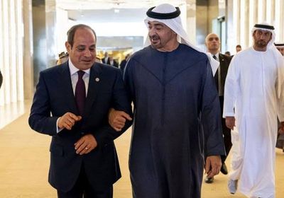 في زيارة أخوية.. رئيس الإمارات يصل العلمين والسيسي بمقدمه مستقبلية