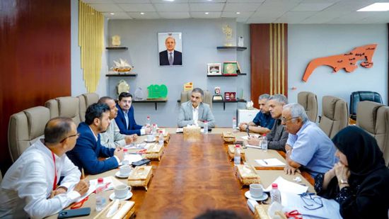 محافظ عدن يناقش تنفيذ مشروع "الممر الآمن" لتصريف السيول