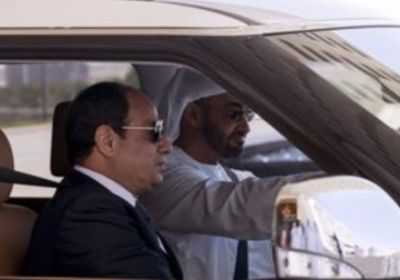 رئيس الإمارات يقود سيارة رفقة السيسي في العلمين