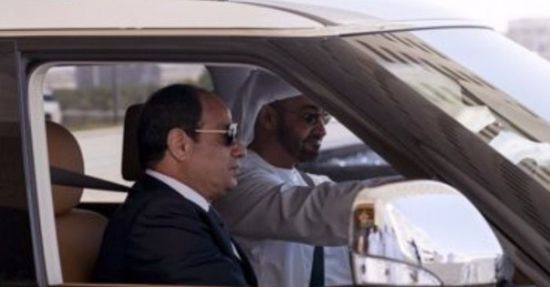 رئيس الإمارات يقود سيارة رفقة السيسي في العلمين