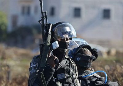 الجيش الإسرائيلي يعلن مداهمة محل صرافة في رام الله