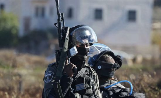 الجيش الإسرائيلي يعلن مداهمة محل صرافة في رام الله