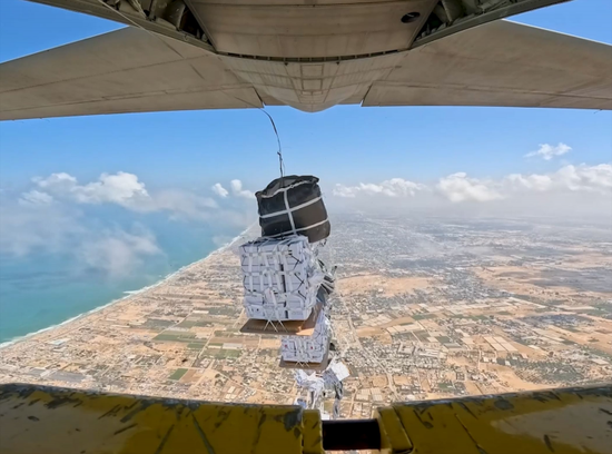 الإمارات تُنفذ الإنزال الجوي الـ81 للمساعدات الإنسانية فوق غزة