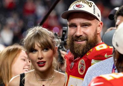 المغنية تيلور سويفت واللاعب ترافيس كيلسي يعلنان خطبتهما