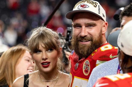 المغنية تيلور سويفت واللاعب ترافيس كيلسي يعلنان خطبتهما