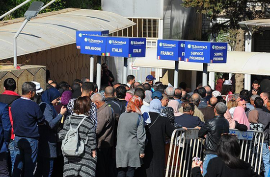 فرنسا تقلص عدد طلبات التأشيرة بسفارتها في الجزائر