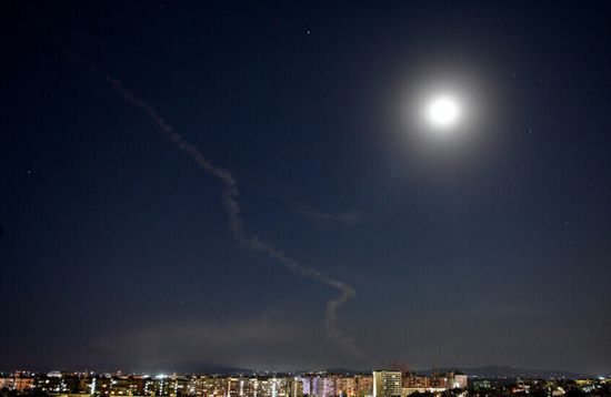 צבא ישראל פתח בסדרה של פשיטות על אתרים צבאיים באזור הכפרי של דמשק.