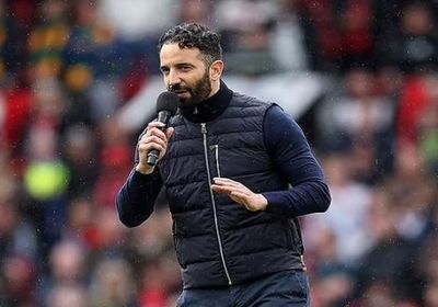 أموريم مدرب يونايتد يعتذر للجماهير بعد الهزيمة في جريمسبي