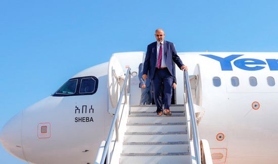 الرئيس الزُبيدي يصل إلى مطار عتق لافتتاح محطة شبوة الشمسية