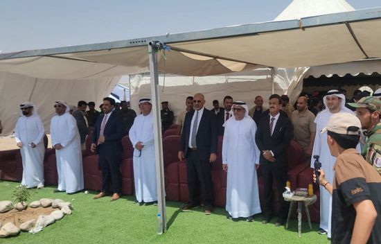 الرئيس الزُبيدي يشهد بدء مراسم افتتاح المحطة الشمسية في شبوة