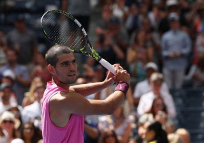 ألكاراز يتجاوز مشكلة الركبة ليتقدم ببطولة أمريكا المفتوحة