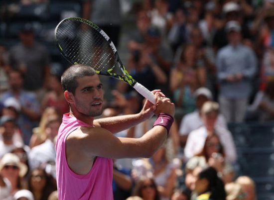 ألكاراز يتجاوز مشكلة الركبة ليتقدم ببطولة أمريكا المفتوحة