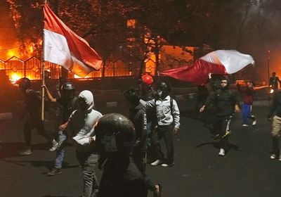 متظاهرون يحرقون أبنية البرلمان الإقليمي بإندونيسيا