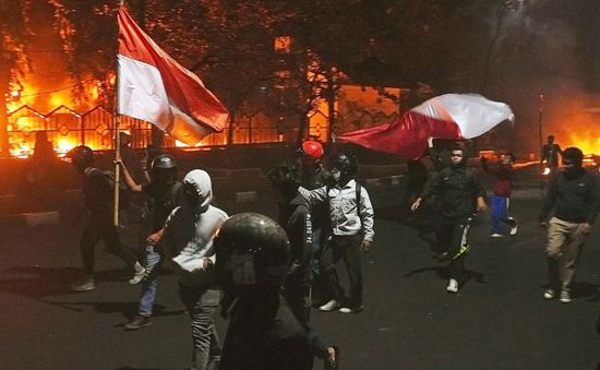 متظاهرون يحرقون أبنية البرلمان الإقليمي بإندونيسيا