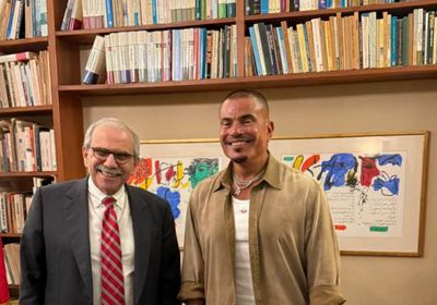 رئيس وزراء لبنان يستقبل عمرو دياب بمنزله