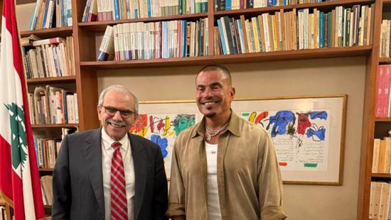 رئيس وزراء لبنان يستقبل عمرو دياب بمنزله