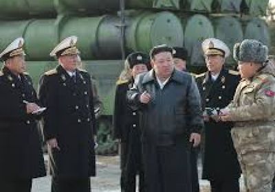 زعيم كوريا الشمالية يتفقد خط إنتاج صواريخ جديدًا