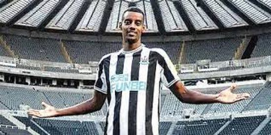 الاتفاق على انتقال إيساك إلى ليفربول من نيوكاسل في صفقة قياسية