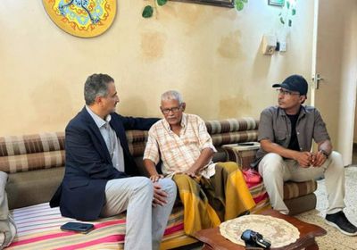 محافظ عدن يطمئن على صحة الموسيقار أحمد بن غودل