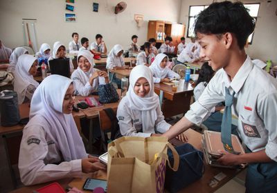 وجبات مدرسية مجانية تصيب 400 طفل بالإعياء في بنكولو الإندونيسية