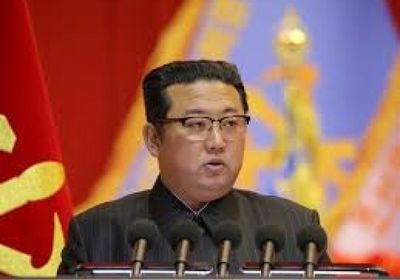 زعيم كوريا الشمالية يصافح رئيس برلمان كوريا الجنوبية