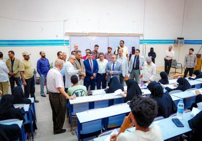 محافظ عدن يتفقد سير امتحانات المفاضلة في كلية طب الأسنان