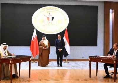 رئيس الوزراء المصري وولي عهد البحرين يشهدان توقيع 8 وثائق في مجالات التعاون
