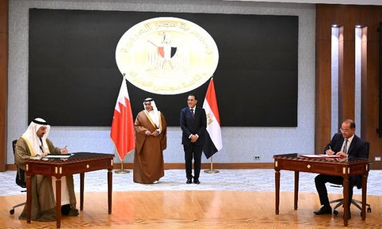 رئيس الوزراء المصري وولي عهد البحرين يشهدان توقيع 8 وثائق في مجالات التعاون