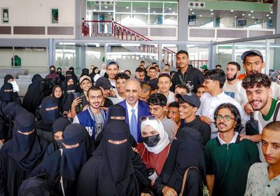 الرئيس الزُبيدي يودع طلاب المنحة الإماراتية التعليمية بمطار عدن