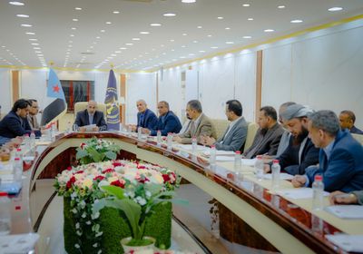 قيادة "الانتقالي" تناقش ملفات الضرائب والكهرباء والأراضي