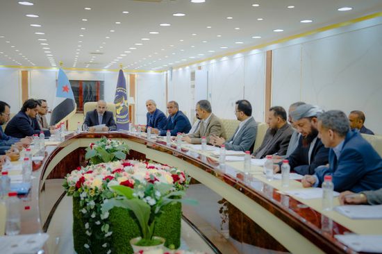 قيادة "الانتقالي" تناقش ملفات الضرائب والكهرباء والأراضي