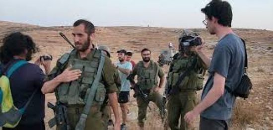 مستوطنون يطلقون النار على فلسطينيين شرقي الخليل