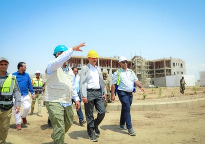 محافظ عدن يتفقد مشروع مدينة الشيخ محمد بن زايد الطبية 