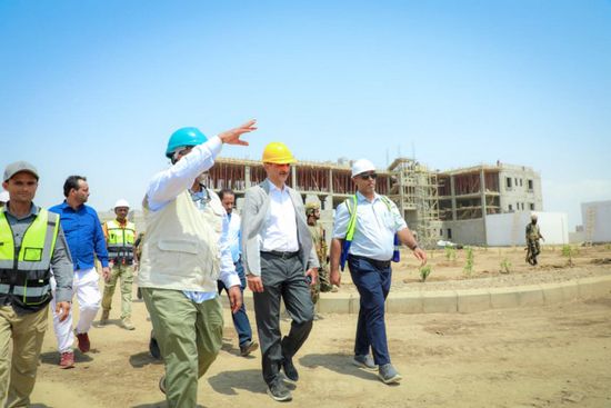 محافظ عدن يتفقد مشروع مدينة الشيخ محمد بن زايد الطبية 