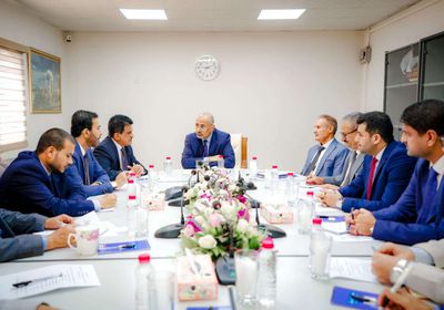 الرئيس الزُبيدي يتابع جهود تشغيل مصفاة عدن ووحدة الطاقة