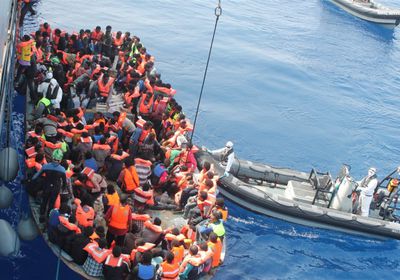 الحكومة البريطانية تدرس إيواء مهاجرين في مواقع عسكرية