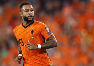 ثنائية ديباي القياسية تقود هولندا للنجاة من مفاجأة ليتوانيا